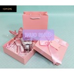 Caja con bolsa para regalo con lazo rosa